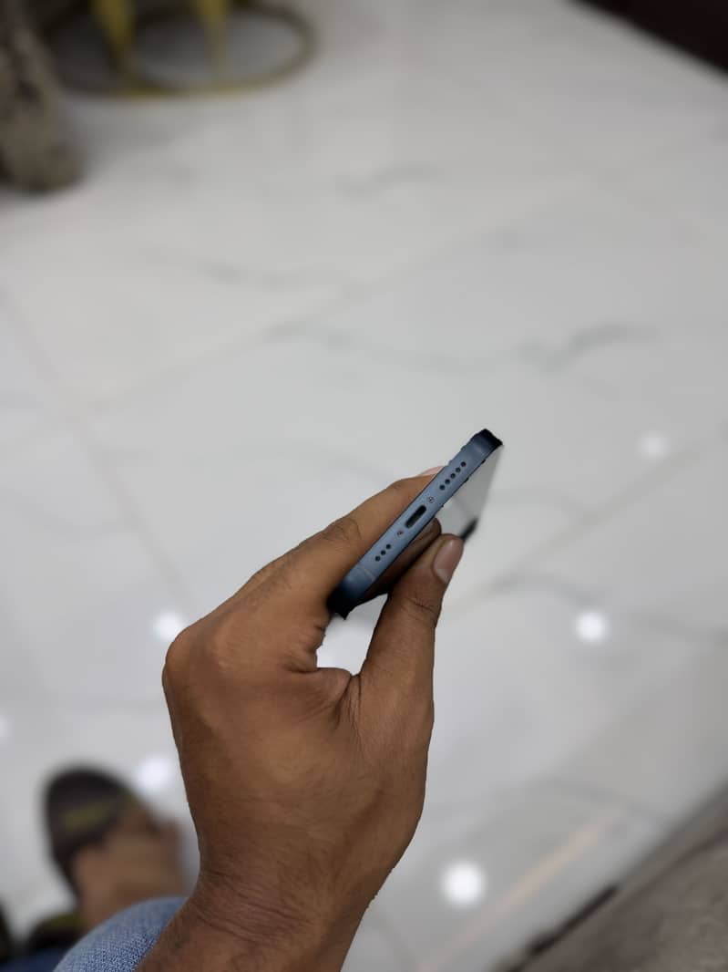 Apple iPhone 13 2