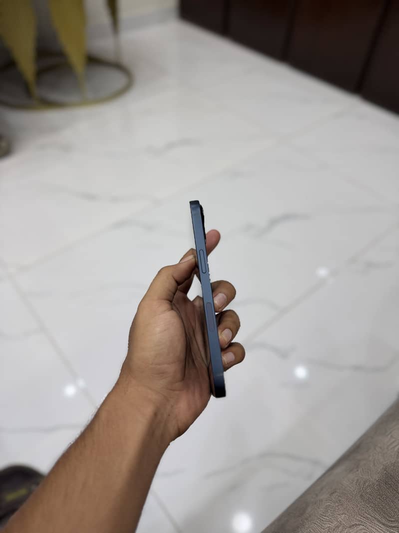 Apple iPhone 13 5