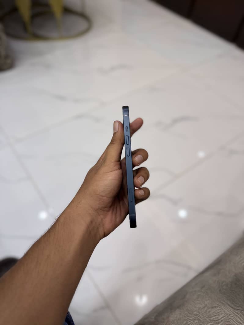 Apple iPhone 13 8