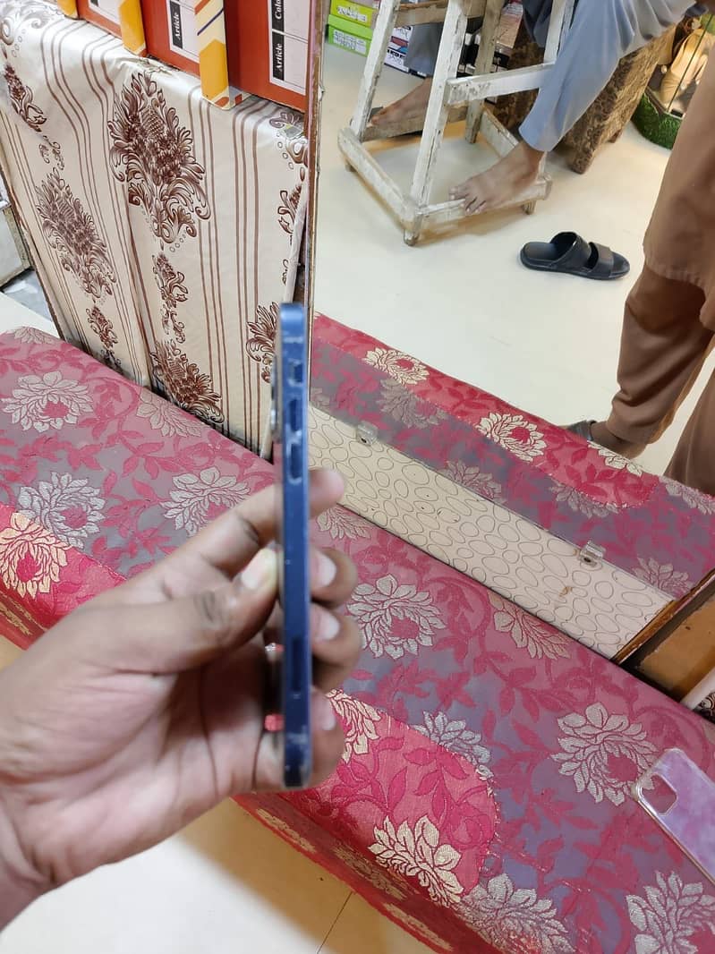 Apple iPhone 12 4