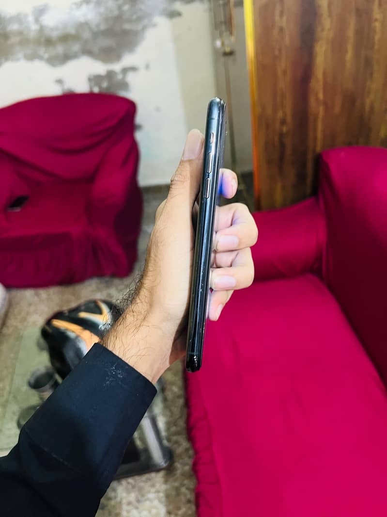 Apple iPhone 11 Pro Max 2