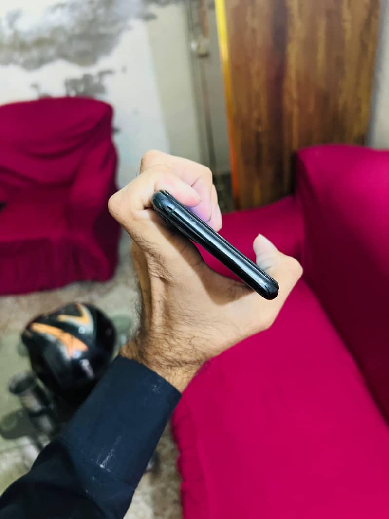Apple iPhone 11 Pro Max 4
