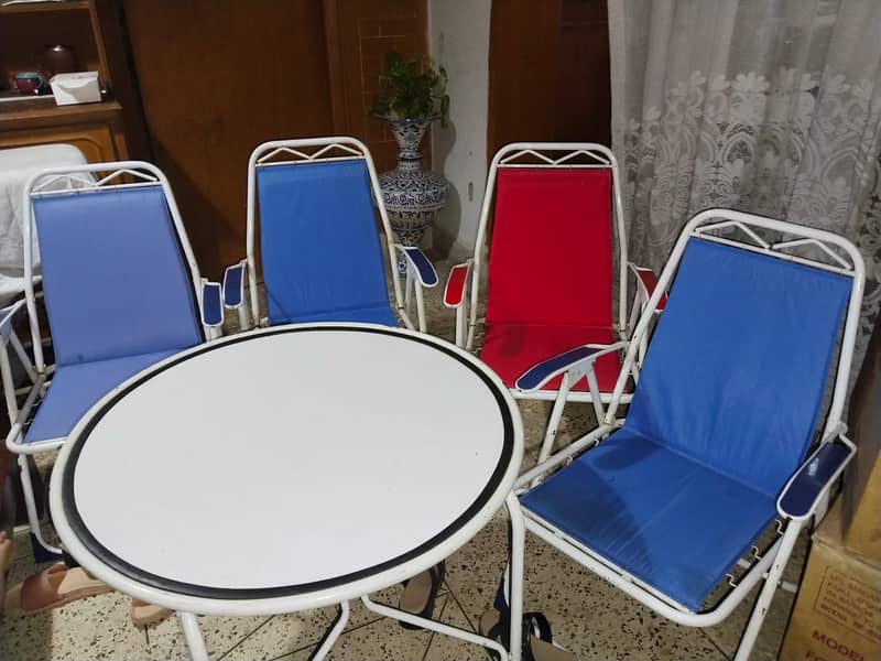 Folding chairs with table 0