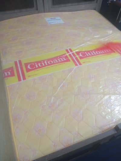 queen size mattress almost new