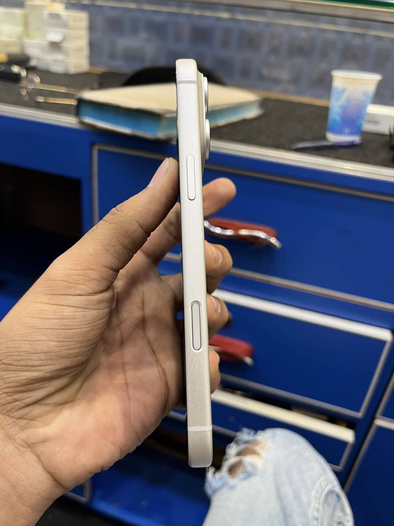Apple iPhone 17 pro max 4