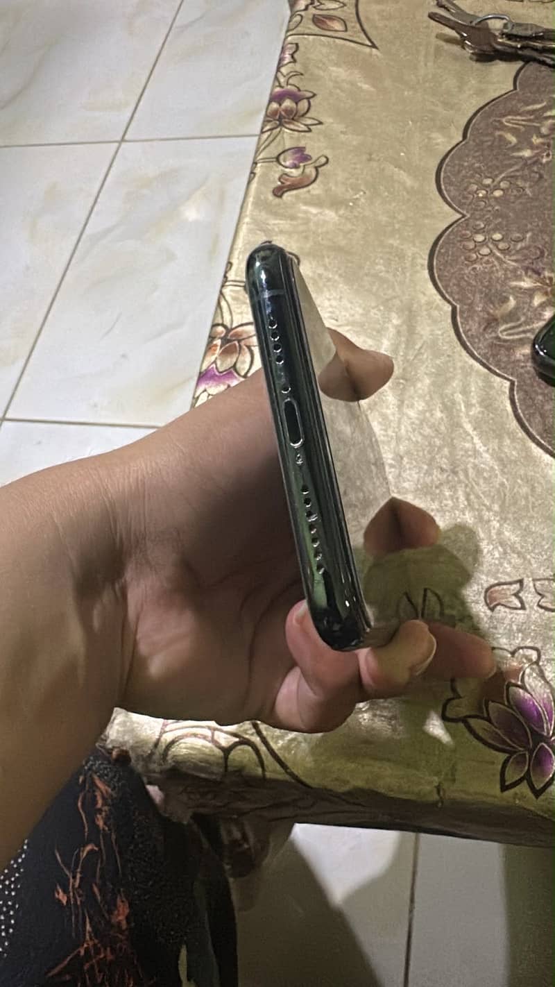 Apple iPhone 11 Pro Max 4
