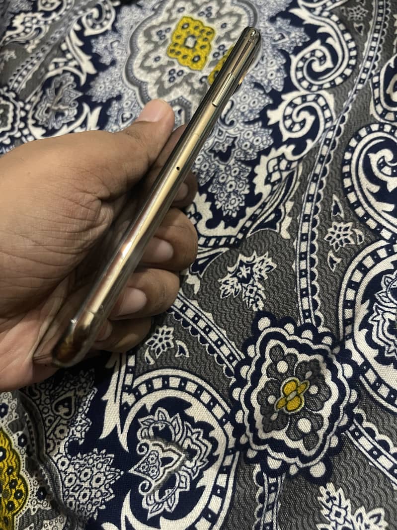 Apple iPhone XS 4