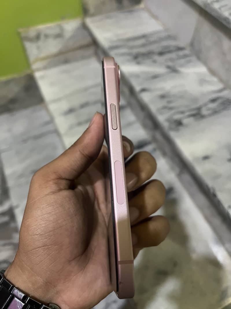 Apple iPhone 15 4
