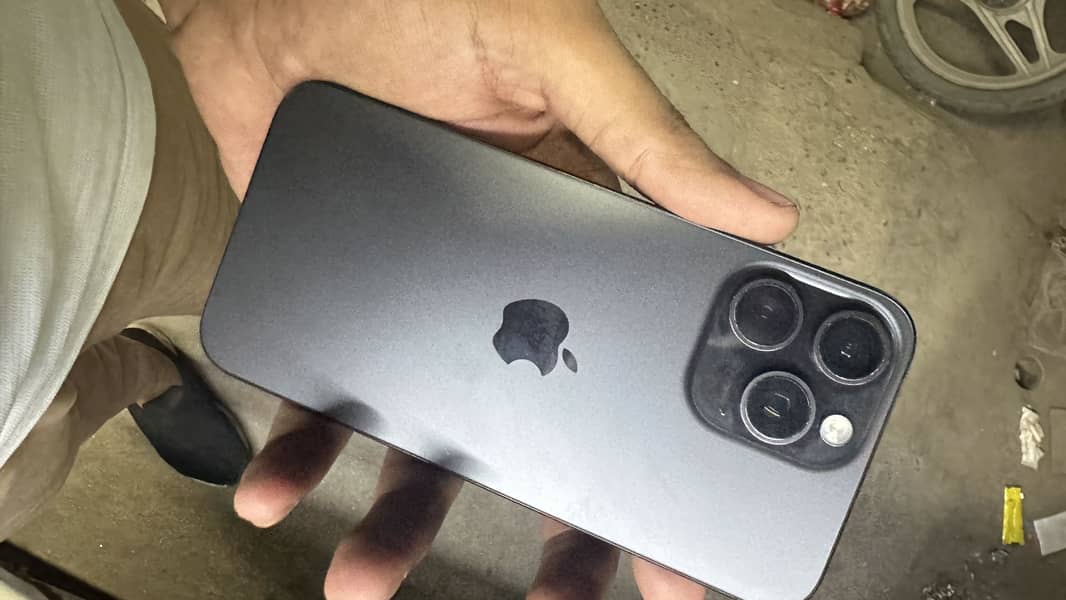 Apple iPhone 15 Pro Max 0