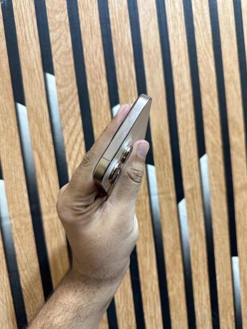 iPhone 16 Pro Max 2