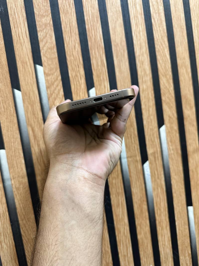 iPhone 16 Pro Max 4