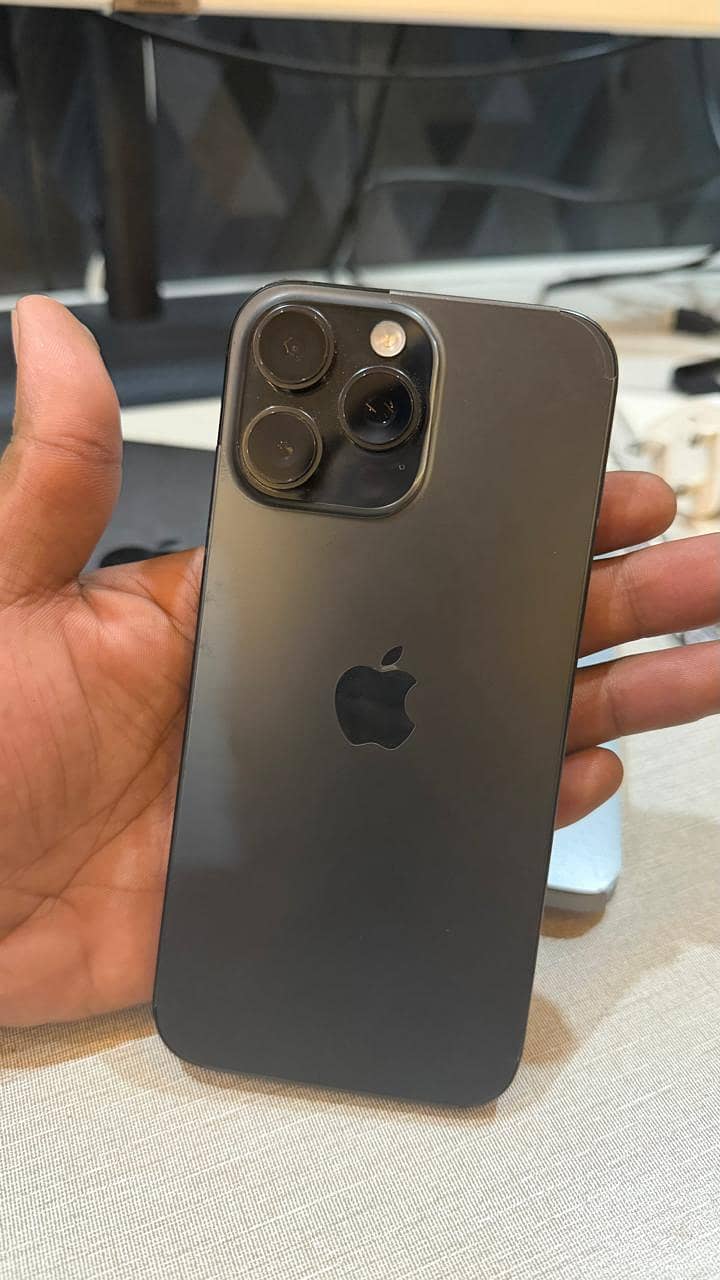 Apple iPhone 16 Pro Max 1