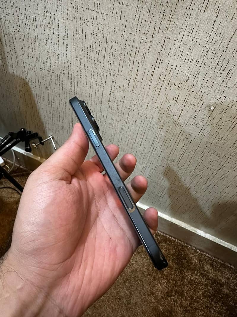 Apple iPhone 16 Pro Max 3