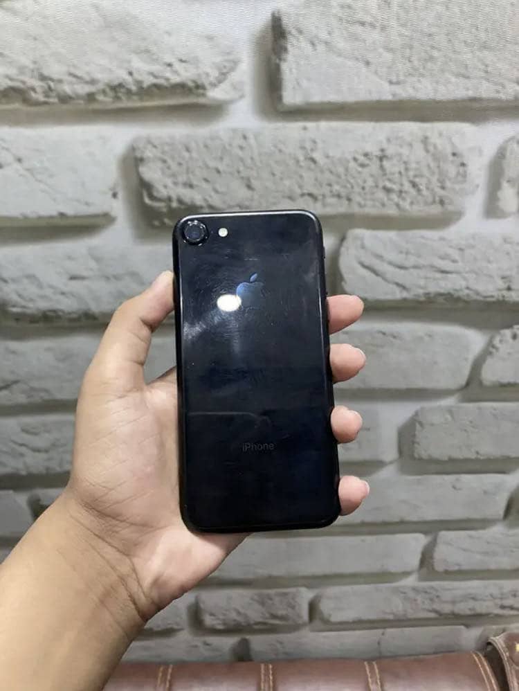 Apple iPhone 7 0