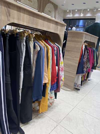Saimaa pari mall ha kam ka liya larka ki need ha