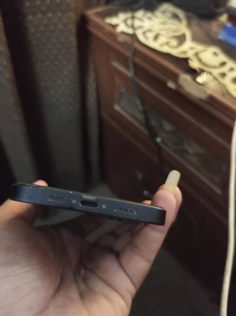 Apple iPhone 12 4