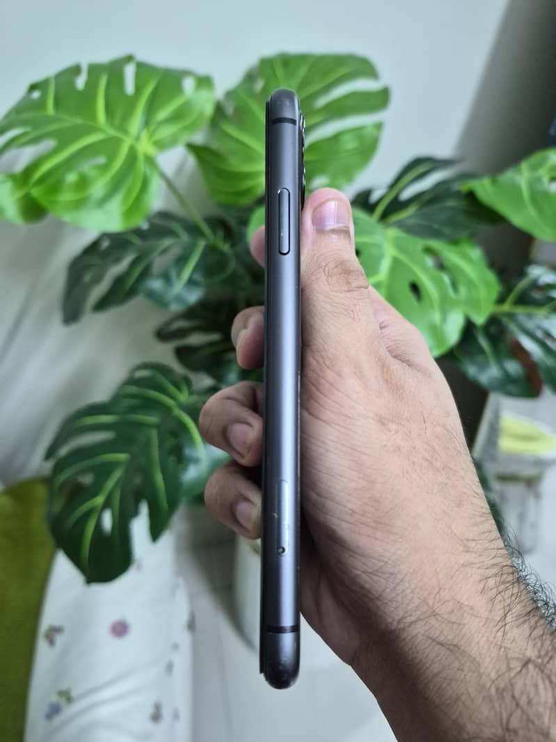 Apple iPhone 11 4