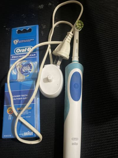 Oral B Braun electric toothbrush with 2 new oral B heads (sealed)