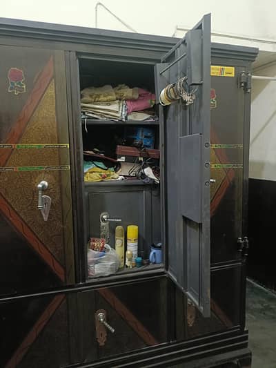 safe almari good condition
