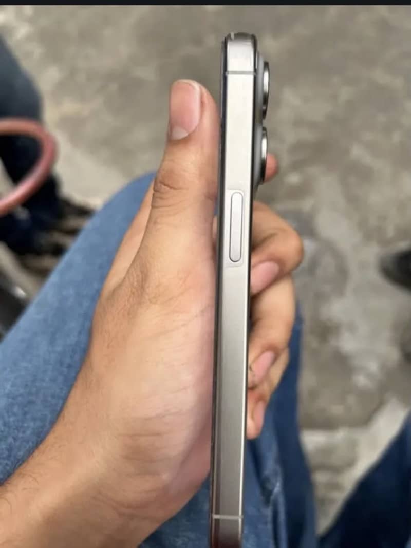 Apple iPhone 15 Pro 3