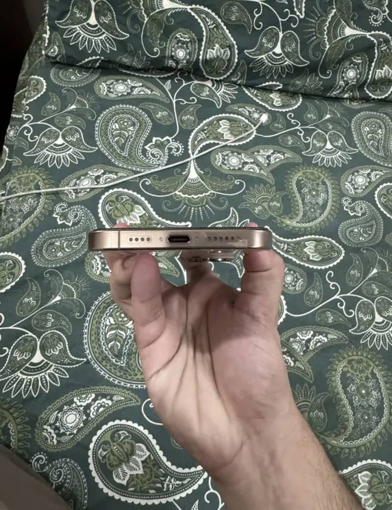 Apple iPhone 16 Pro Max 3