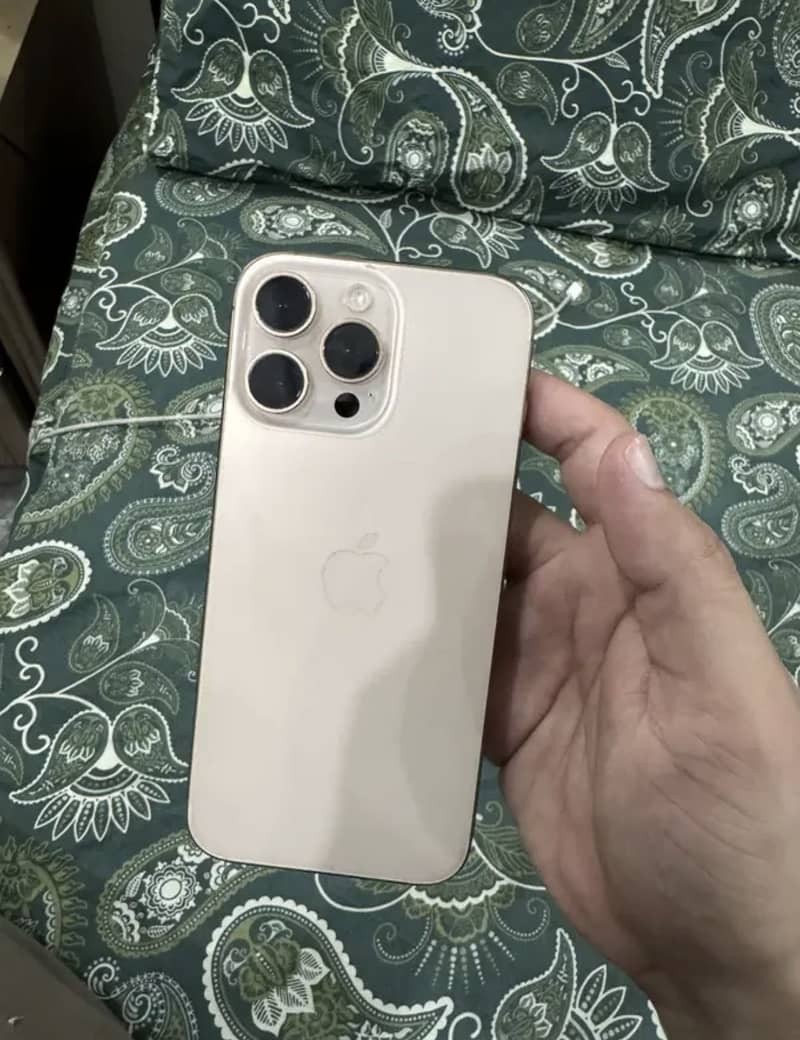 Apple iPhone 16 Pro Max 4