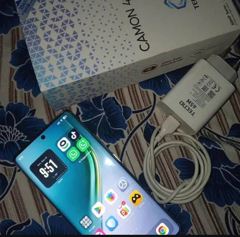 Tecno CAMON 40 Pro 1