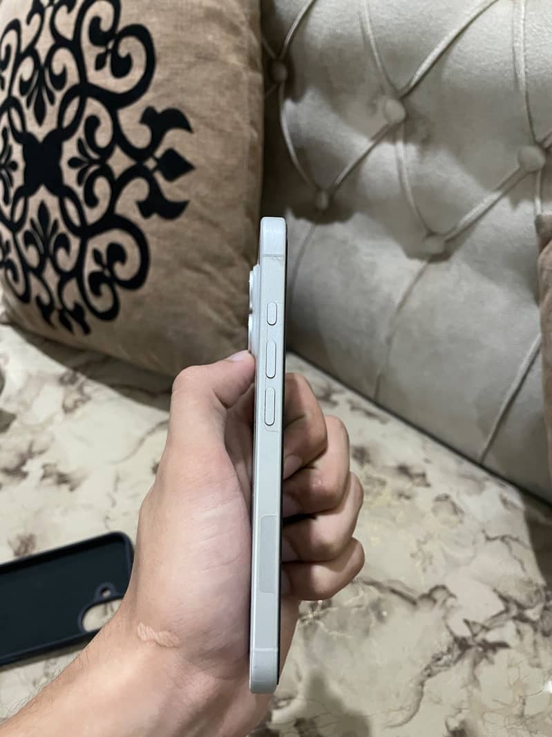 Apple iPhone 16 3