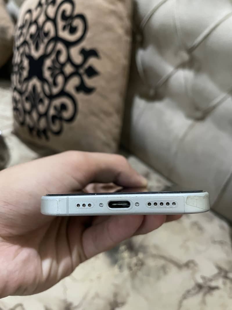 Apple iPhone 16 4