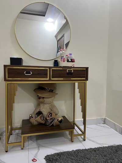 Elegant Wooden Dressing Table with Round Mirror – Excellent Condition