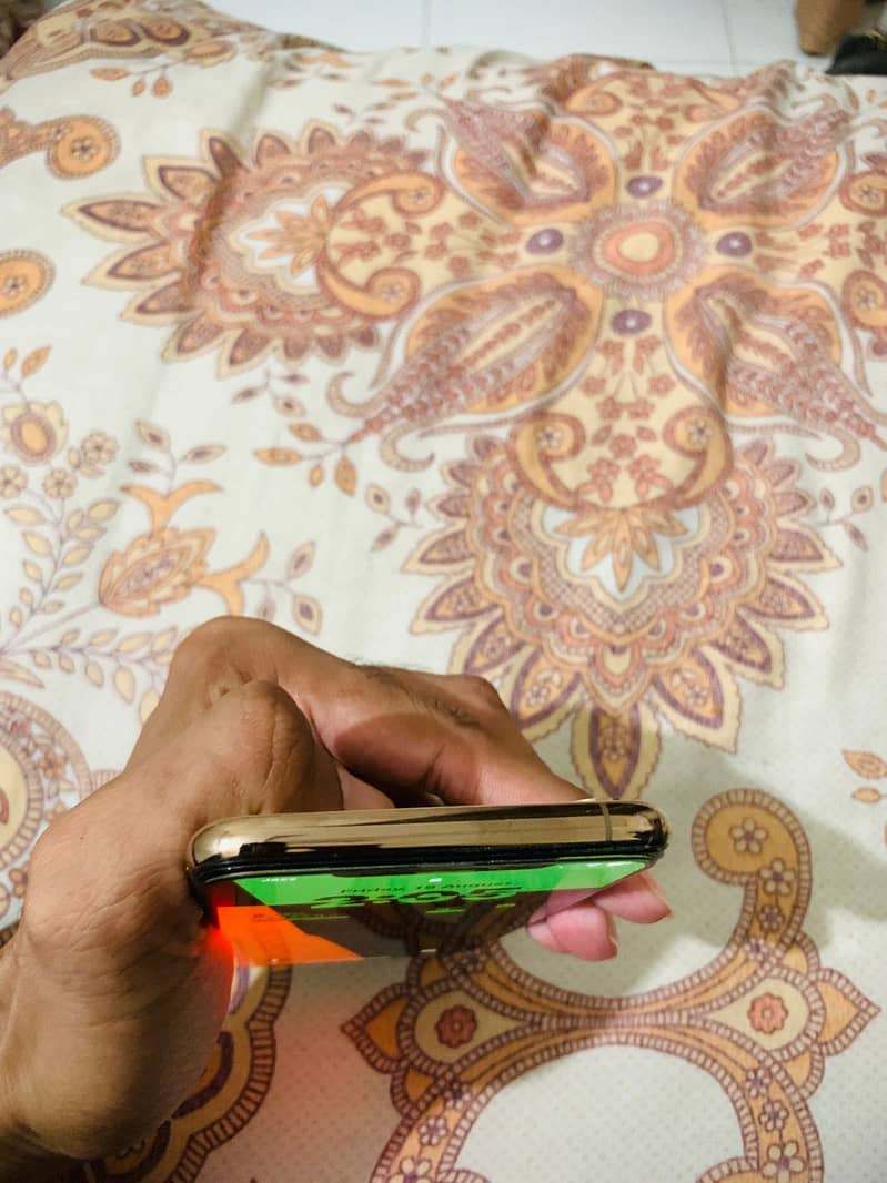 Apple iPhone XS Max 3