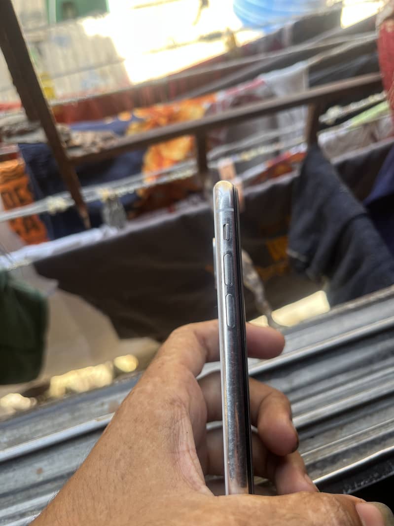 Apple iPhone X 4
