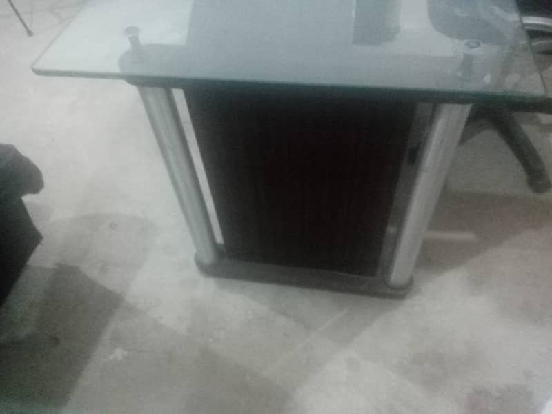 Office table available good condition 3