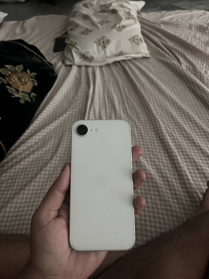 Apple iPhone 16e 0