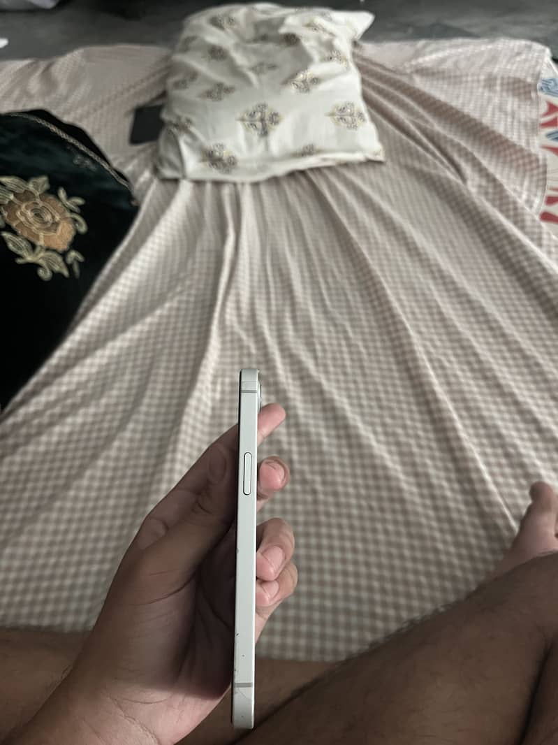 Apple iPhone 16e 1