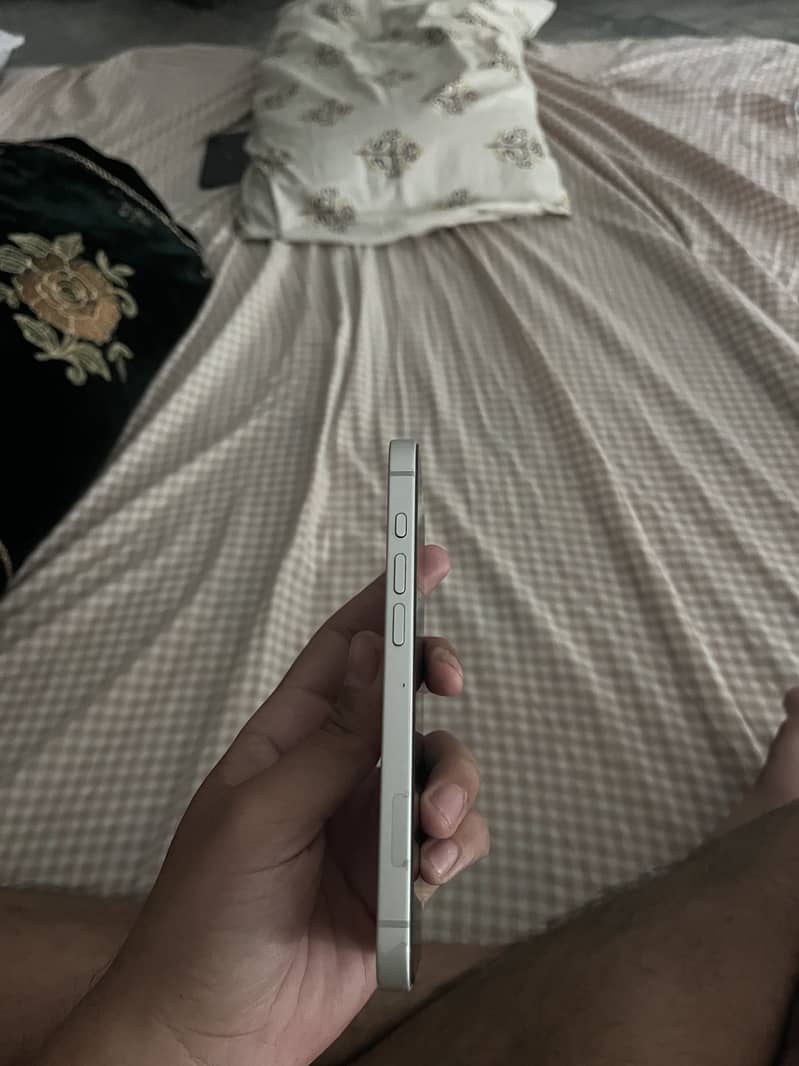 Apple iPhone 16e 2