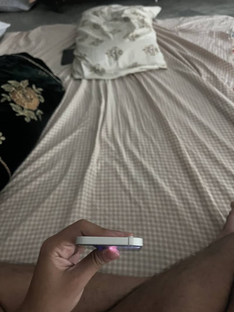 Apple iPhone 16e 3