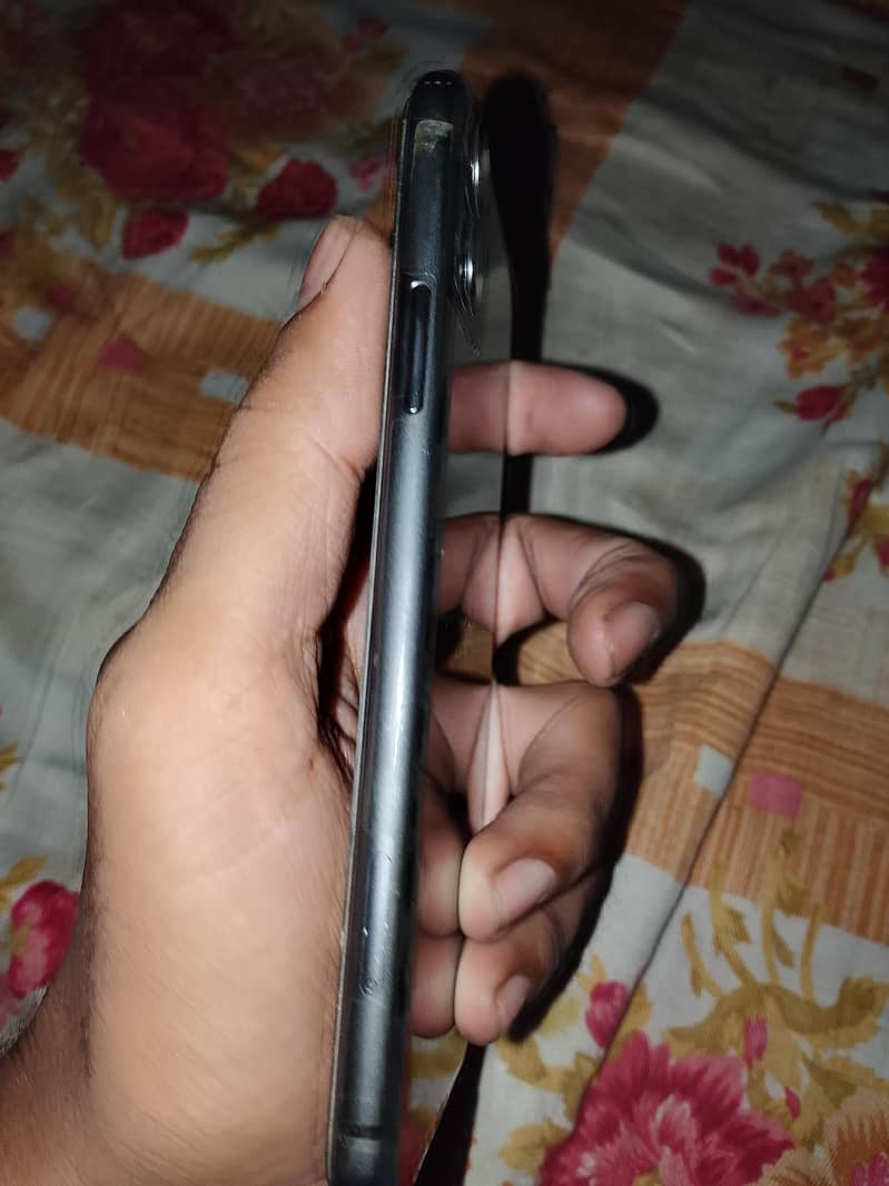 Apple iPhone 11 4