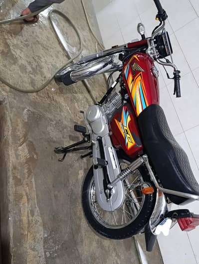 Red Honda CG 125