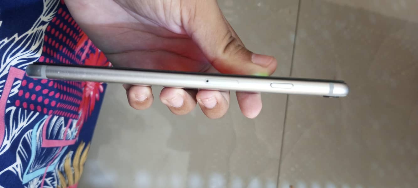 Apple iPhone 6S Plus 2