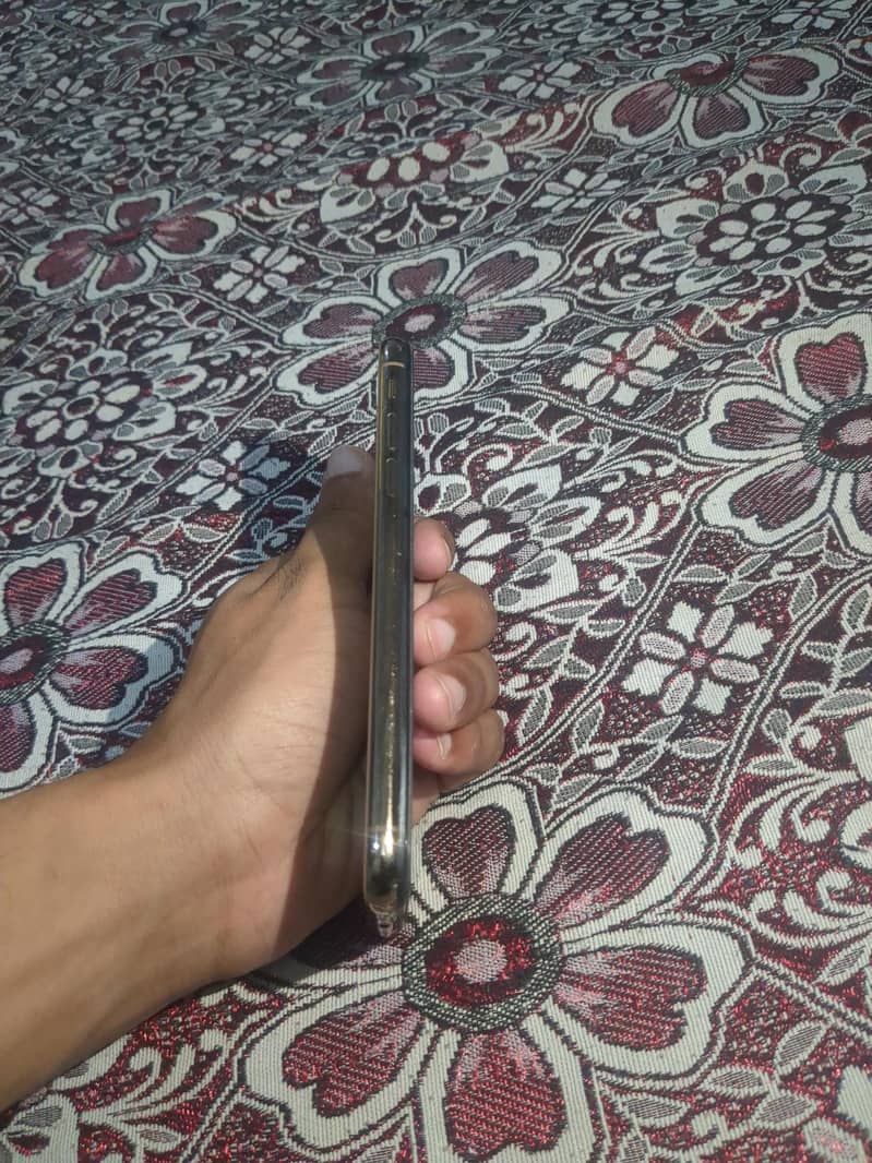 Apple iPhone XS 3