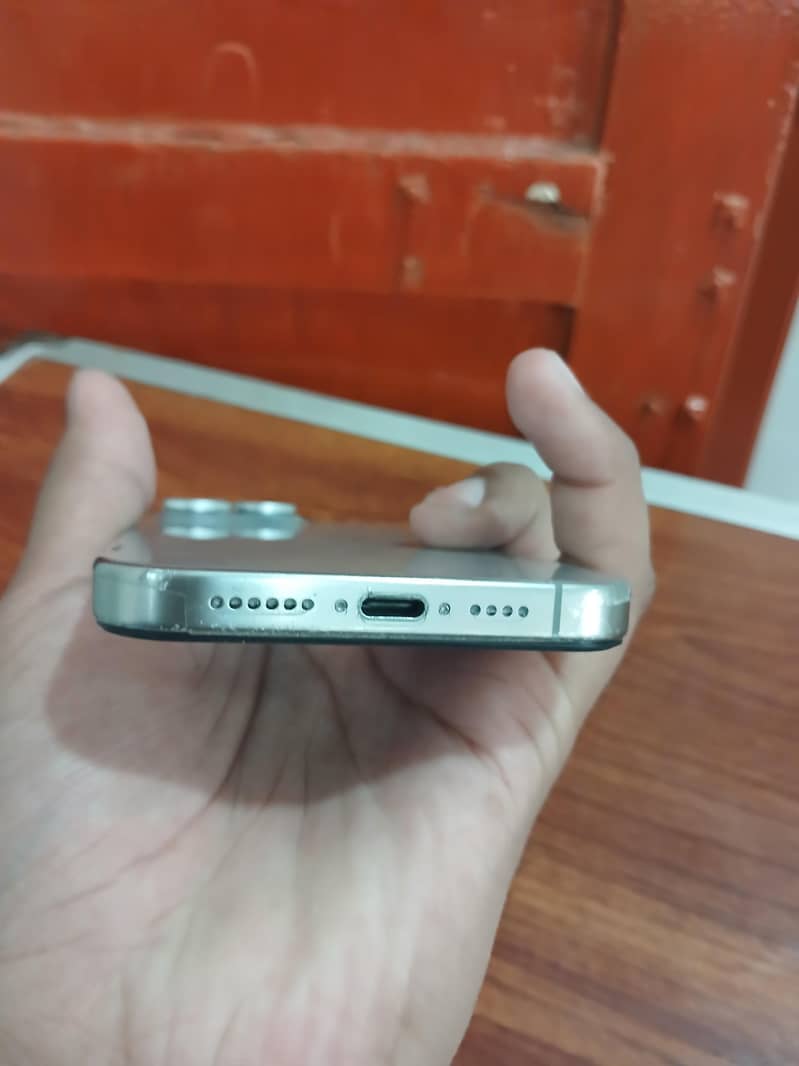 Apple iPhone 15 Pro Max 4