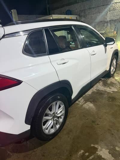 Toyota cross hybrid 2025