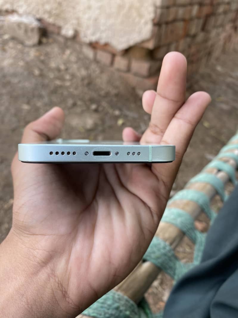 Apple iPhone 12 4