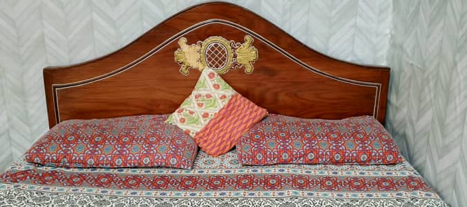 Very good condition bed in cheap price urgent sale