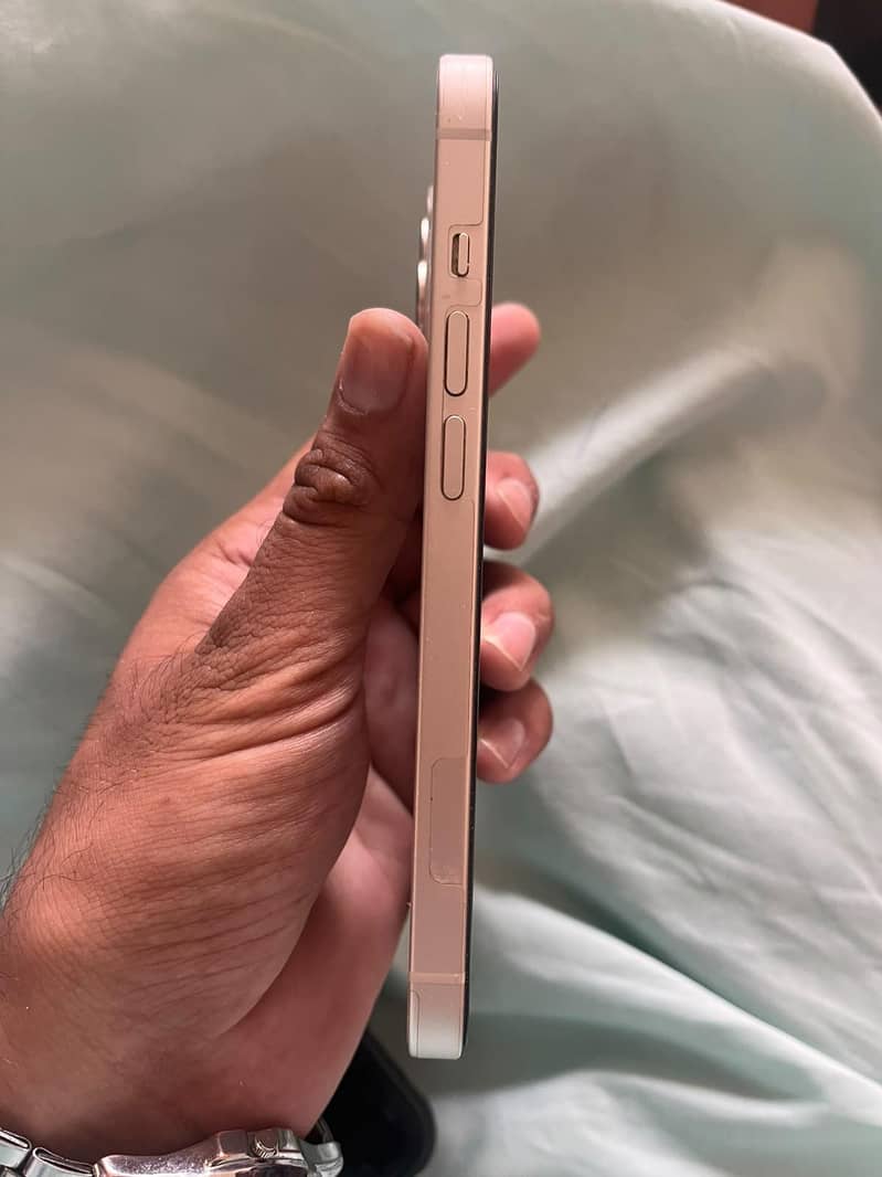 Apple iPhone 14 3