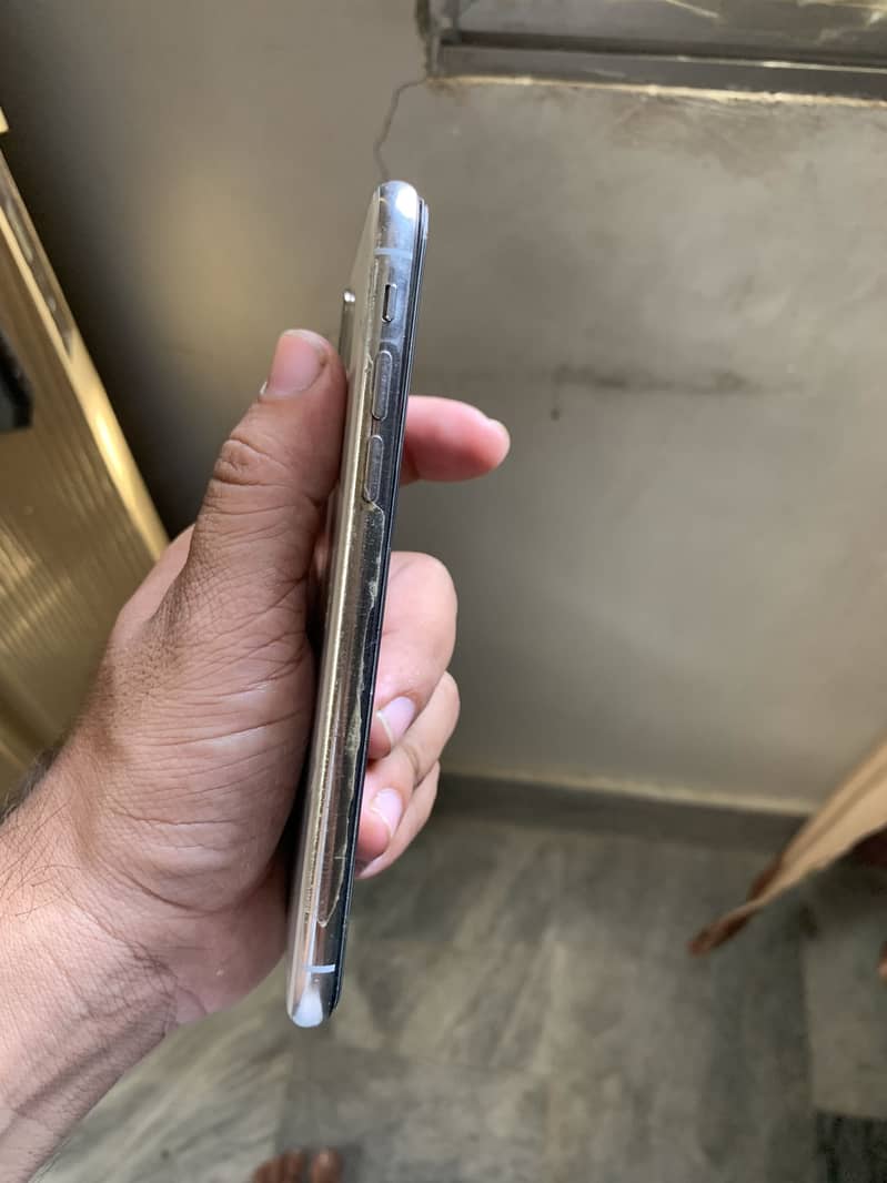 Apple iPhone X 4