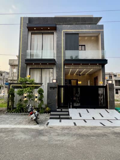 5 Marla Beautiful Ultra Modern House For Sale In Central Park Housing Society Lahore
