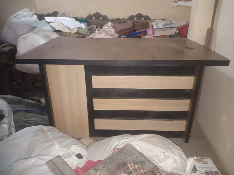 10/10 Condition Office & Computer Table 0
