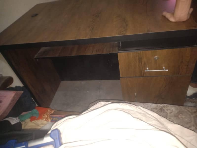 10/10 Condition Office & Computer Table 1